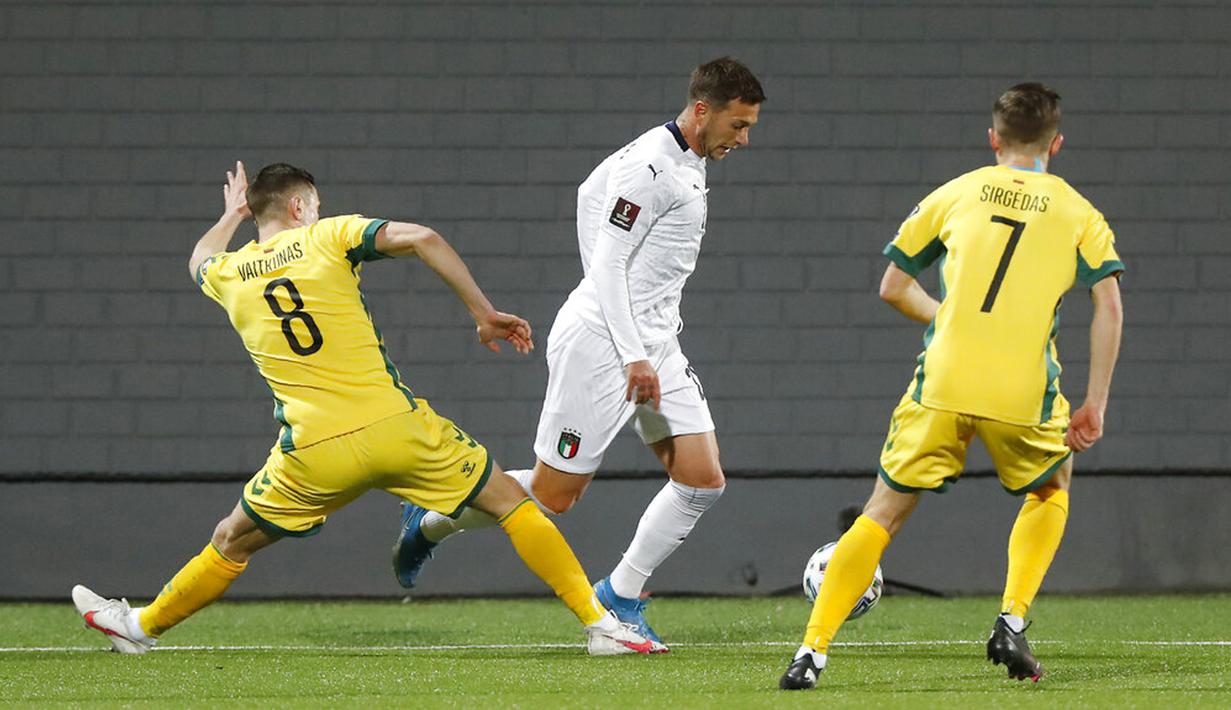 Pemain Italia Federico Bernardeschi (tengah) menggiring bola melewati pemain Lithuania Egidijus Vaitkunas (kiri) dan Gratas Sirgedas pada pertandingan Grup C kualifikasi Piala Dunia 2022 di Stadion LFF, Vilnius, Lithuania, Rabu (31/3/2021). Italia menang 2-0. (AP Photo/Mindaugas Kulbis)