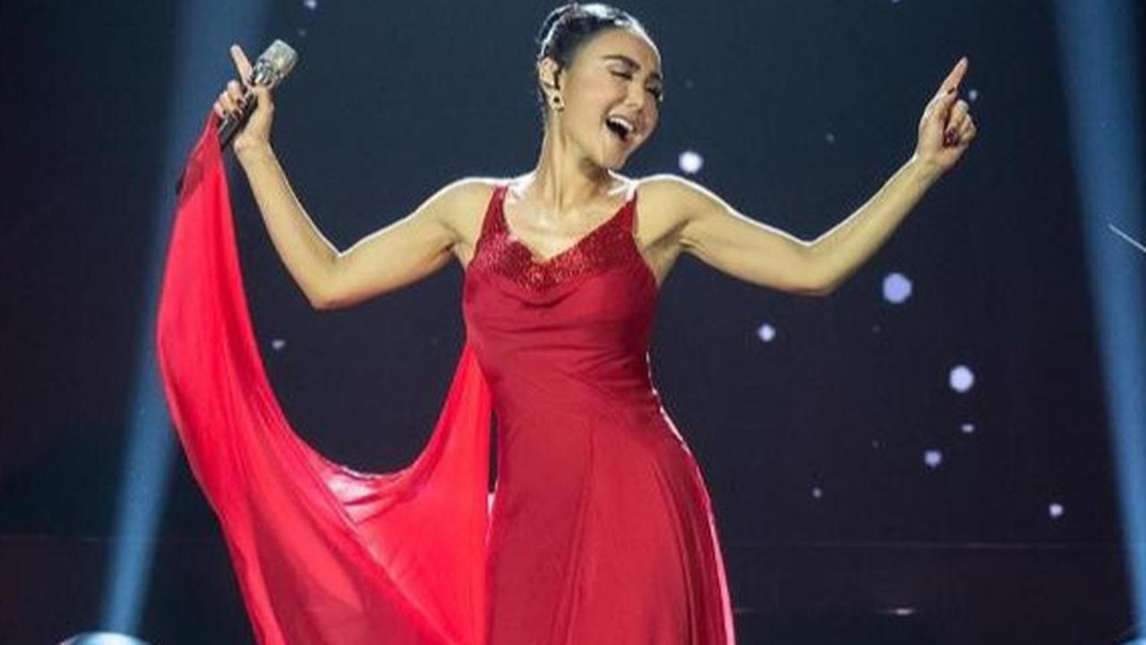 Cantik dan Menawan, Potret Yuni Shara Pakai Dress Merah Panjang saat Konser Tunggal Perdana di Istora Senayan