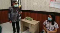 Menko PMK Muhadjir Effendy mengingatkan rumah sakit agar mengalokasikan tempat tidur pasien COVID-19 minimal 40 persen saat berkunjung ke RSUD Bung Karno Kota Surakarta, Jawa Tengah, Jumat (29/1/2021). (Dok Kemenko PMK)