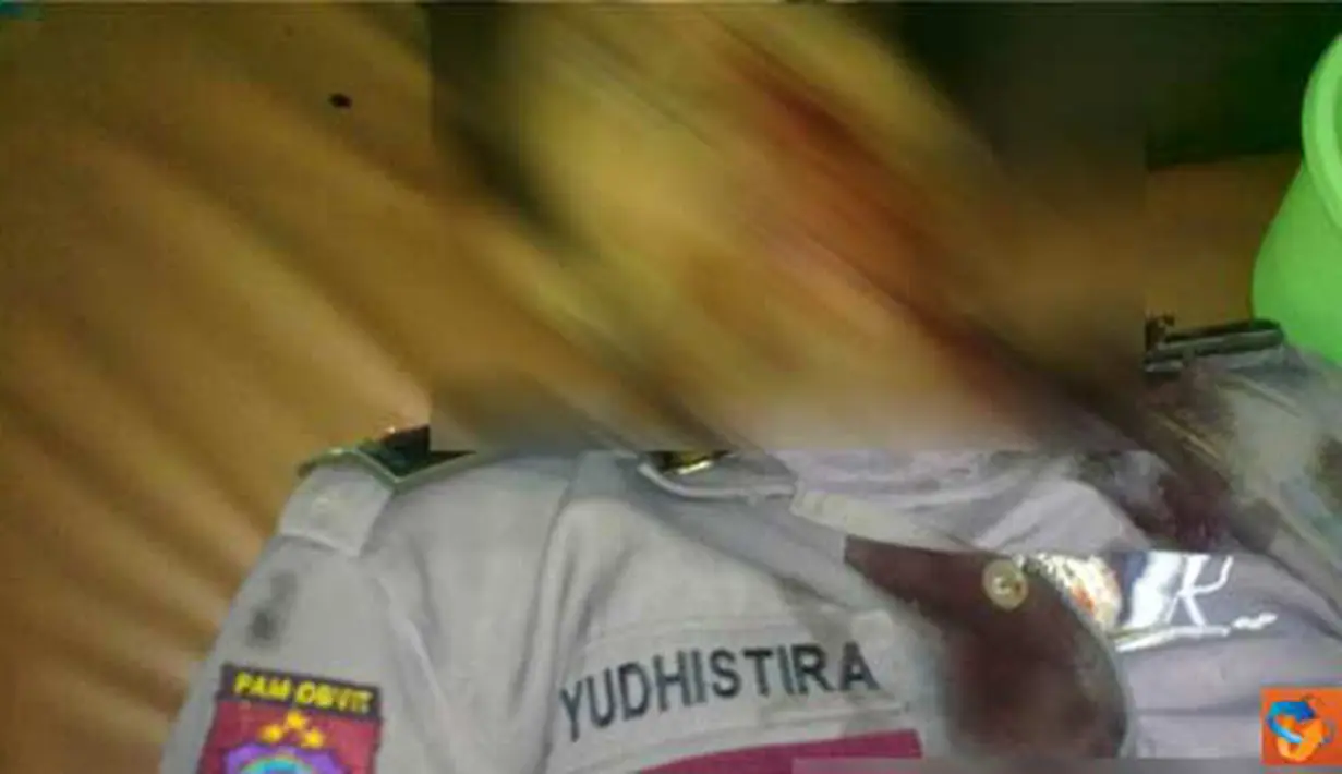 Citizen6, Palu: Dua polisi yang sedang berjaga di Bank BCA, Cabang Palu ditembak oleh orang tak dikenal, Rabu (25/5). Diduga pelaku penembakan adalah perampok bank tersebut. (Pengirim: Har)