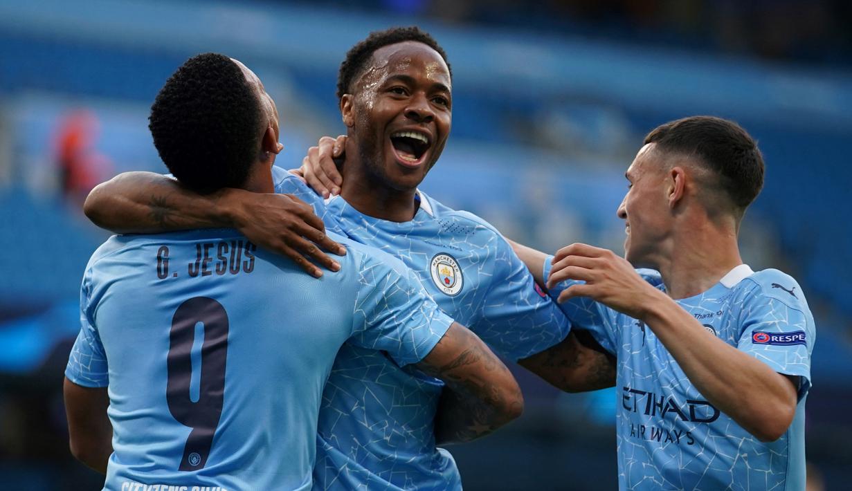 Gelandang Manchester City, Raheem Sterling, merayakan gol yang dicetaknya ke gawang Real Madrid pada laga leg kedua 16 besar Liga Champions di Etihad Stadium, Sabtu (8/8/2020) dini hari WIB. Manchester City menang 2-1 atas Real Madrid. (AFP/Dave Thompson/pool)