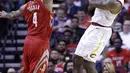 Pemain Houston Rockets, PJ Tucker (kiri) mencoba menghalau bola umpan pemain Cavaliers, LeBron James (kanan) pada laga NBA basketball game di Toyota Center, Houtson, (9/11/2017). Houtson menang  atas Cavs 117-113. (AP/Michael Wyke)