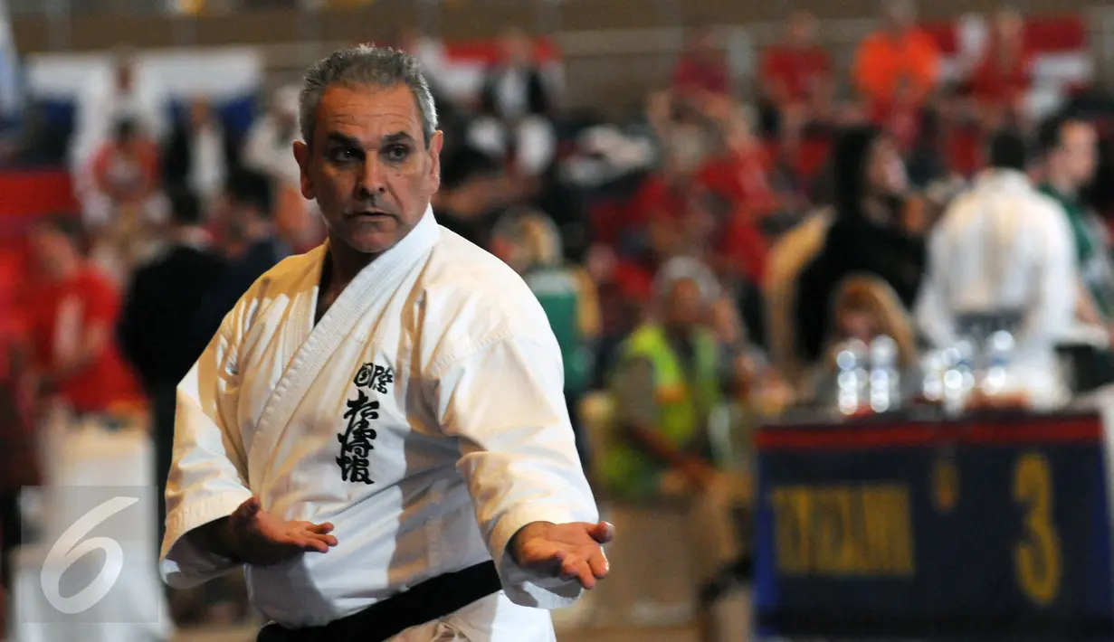 Salah satu peserta kategori Kata Perorangan memeragakan gerakan saat Kejuaraan Dunia Karate SKIF ke-12 di JIExpo Kemayoran Jakarta, Jumat (26/8). Ratusan atlet dari 58 negara berlaga hingga Minggu (28/8). (Liputan6.com/Helmi Fithriansyah)