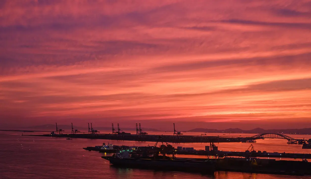 Pemandangan pelabuhan di Osaka (20/9/2020). Pelabuhan Osaka adalah salah satu pelabuhan utama di Jepang, berlokasi di Teluk Osaka. (AFP/Philip Fong)