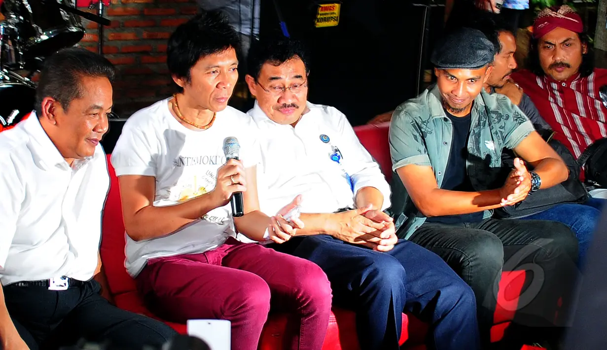 Badan Narkotika Nasional (BNN) manyambangi markas group Band Slank di Gang Potlot, Jakarta, Selasa (17/3/2015). Kedatangan BNN untuk berdiskusi tentang Indonesia Darurat Narkoba dengan band legendaris tersebut. (Liputan6.com/Yoppy Renato)