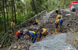 Perbaikan Jalan Sukabumi-Sagaranten yang Sempat Ambles (Foto: Fira Syahrin/Liputan6.com)
