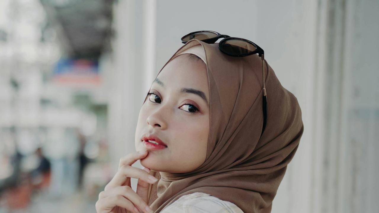 7 Tren Warna Baju Lebaran 2025, dari Natural hingga Bold yang Simpel dan Stylish