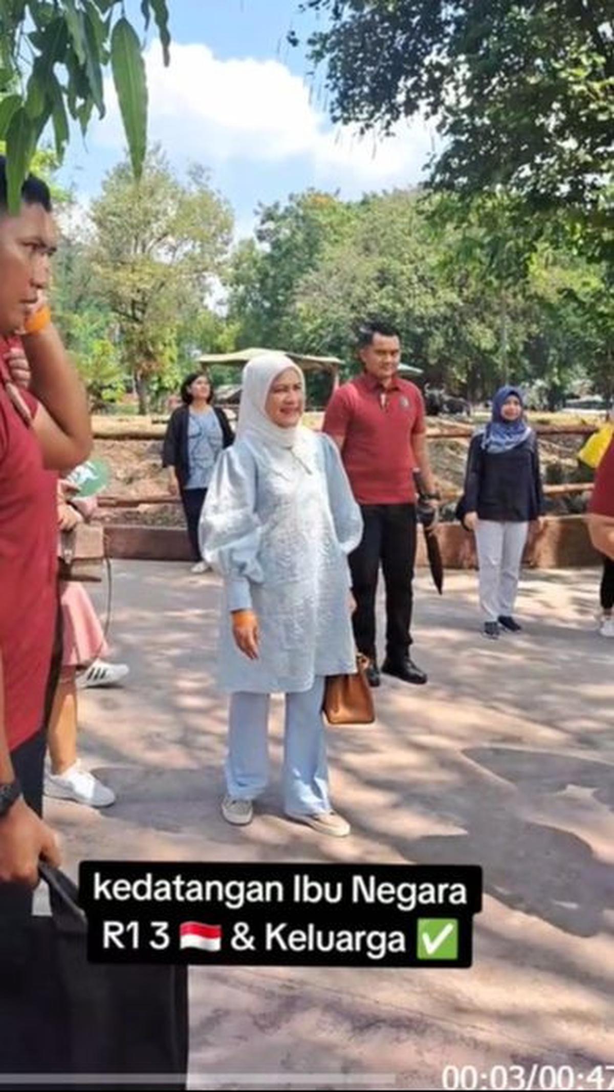 Pada momen itu Iriana tampil cantik mengenakan setelan baju baby blue dipadukan hijab putih dan sepatu kets.&nbsp;<br>