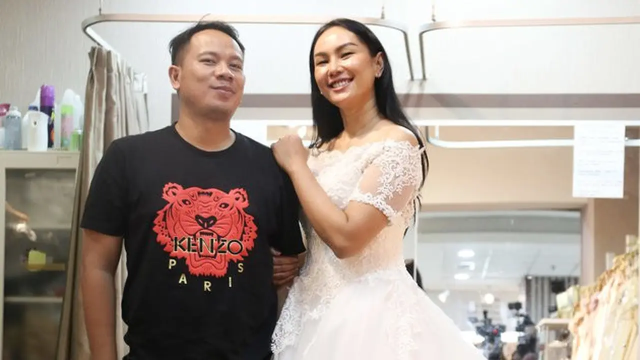 7 Momen Kebersamaan Vicky Prasetyo dan Kalina Ocktaranny Fiting Baju Pengantin