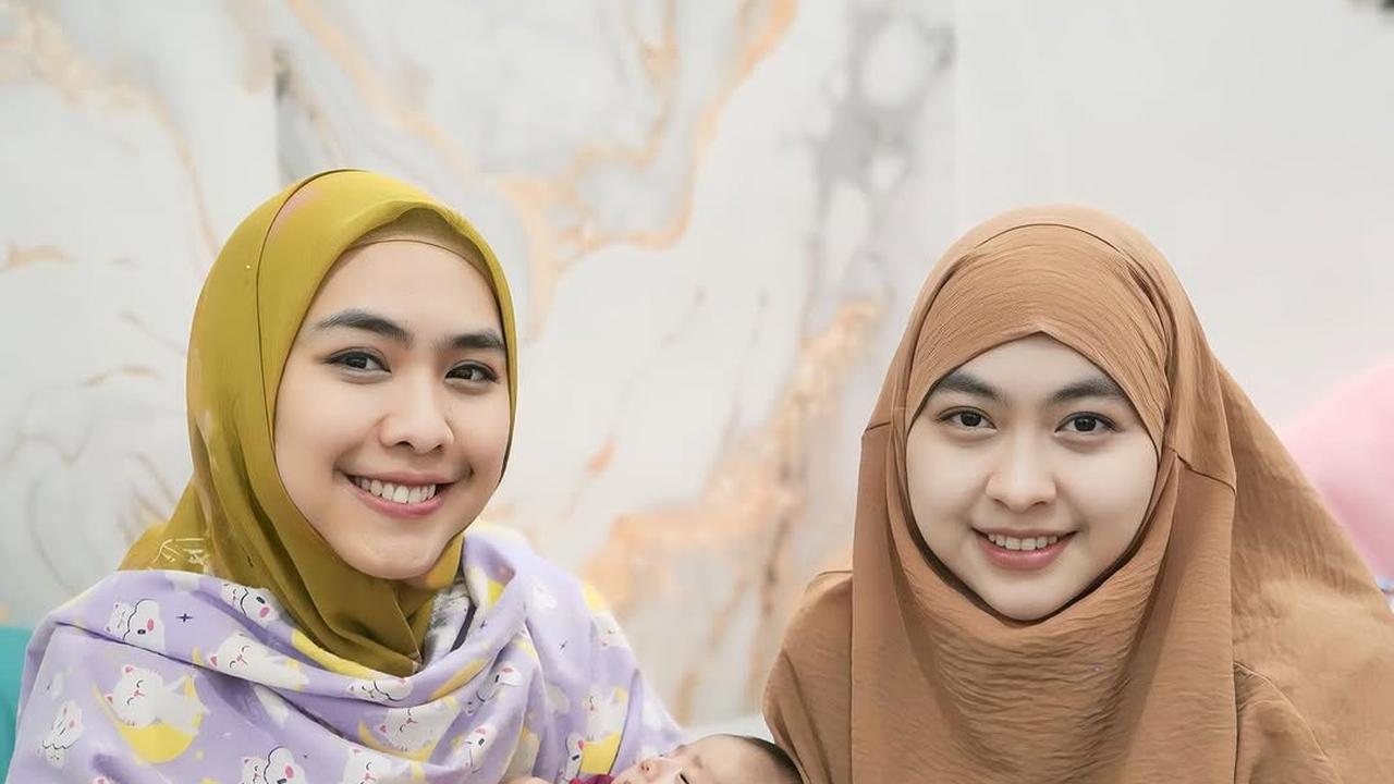 Potret Oki Setiana Dewi Kembali Kumpul Keluarga Bareng Ibu dan Adik-Adiknya, Bahagia Bertemu Keponakan
