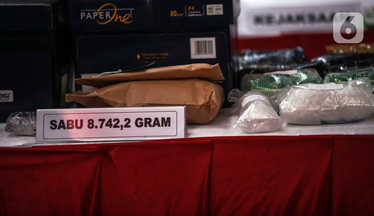 Barang bukti dihadirkan saat pemusnahan barang bukti narkotika di Jakarta, Rabu (24/8/2022). Narkotika tersebut merupakan hasil penyitaan dari 13 kasus. (Liputan6.com/Faizal Fanani)