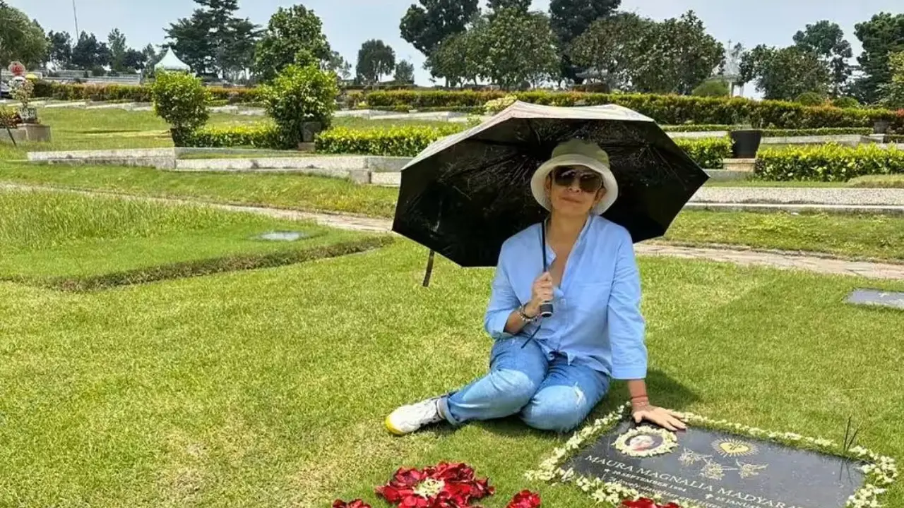 Potret Nurul Arifin di makam sang anak (Sumber: Instagram/na_nurularifin)