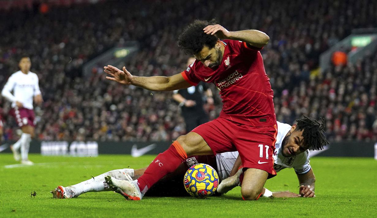 Pada menit ke-67 Mohamed Salah dilanggar Tyrone Mings di dalam kotak penalti. Wasit Stuart Attwell pun langsung menunjuk titik putih untuk menghadiahi Liverpool tendangan penalti. (PA via AP/Nick Potts)