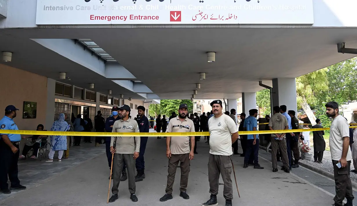 Petugas keamanan berjaga setelah insiden kebakaran di luar bangsal Kesehatan Ibu dan Anak (MCH) di Rumah Sakit Pakistan Institute of Medical Sciences (PIMS), Islamabad, Pakistan, Rabu, 26 Agustus 2026. (AFP/  Aamir Qureshi)