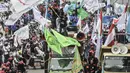 Massa buruh menggelar aksi menolak UU Cipta Kerja di kawasan Patung Kuda, Jakarta, Senin (2/11/2020). Massa buruh dari berbagai serikat pekerja tersebut menggelar demo terkait penolakan pengesahan omnibus law Undang-Undang Cipta Kerja dan upah minimum 2021. (merdeka.com/Iqbal S Nugroho)