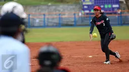 Pesoffball putri DKI Jakarta, Isti Dewiyanti melempar bola saat laga melawan Papua di penyisihan PON XIX di Lapangan Softball UPI, Bandung, Sabtu (24/6). DKI Jakarta menang 16-0 atas Papua. (Liputan6.com/Helmi Fithriansyah)