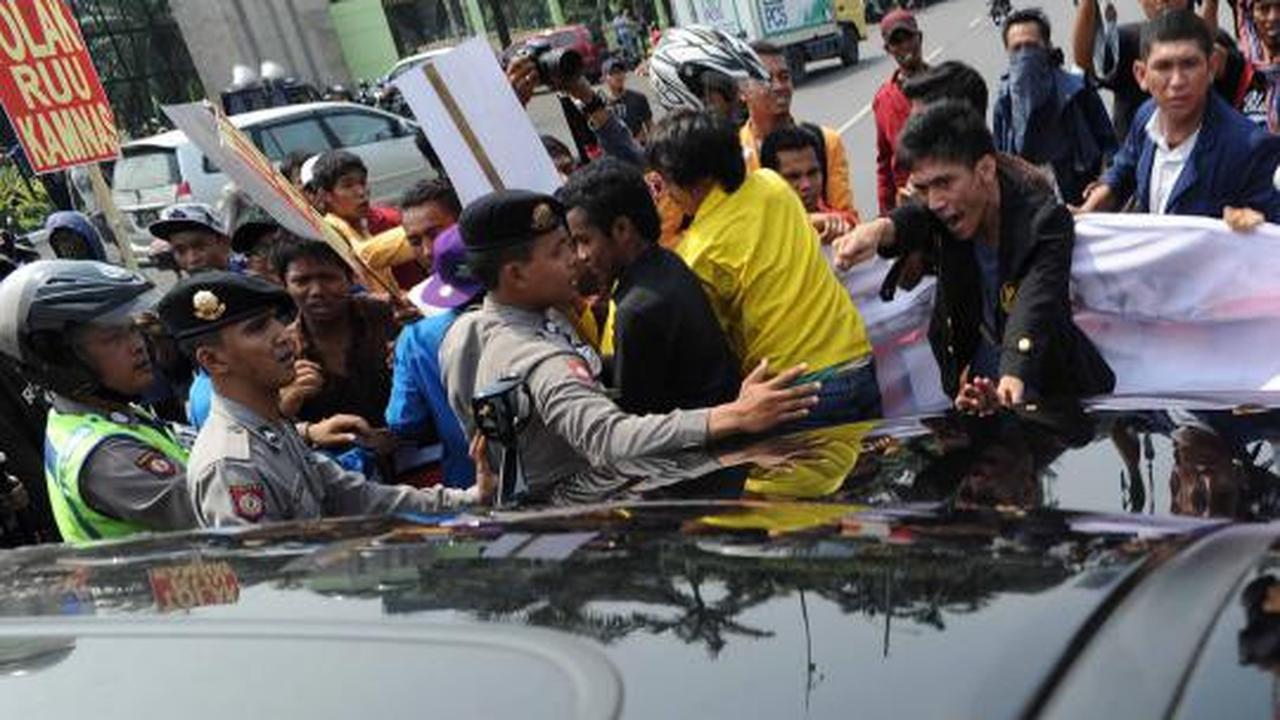 Tolak RUU Kamnas, mahasiswa bakar ban dan blokir jalan