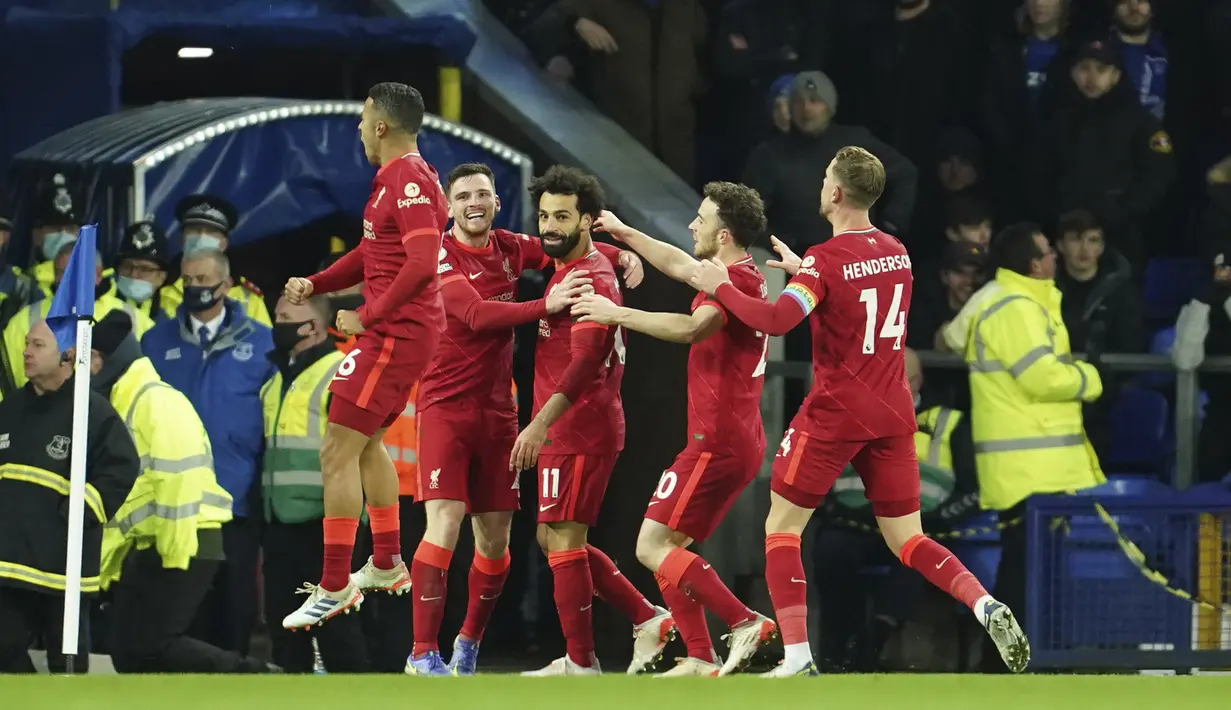 Penyerang Liverpool, Mohamed Salah (tengah) berselebrasi dengan rekan satu timnya setelah mencetak gol ke gawang Everton selama pertandingan lanjutan Liga Inggris di Goodison Park di Liverpool, Inggris, Kamis (2/12/2021). Liverpool menang telak atas Everton 4-1. (AP Photo/Jon Super)