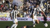 Pemain Juventus, Andrea Cambiaso, menghindari tekel pemain Empoli, Liam Henderson, pada laga giornata keempat Serie A Liga Italia di Carlo Castellani Stadium, Sabtu (14/9/2024). (Marco Bucco/LaPresse via AP)