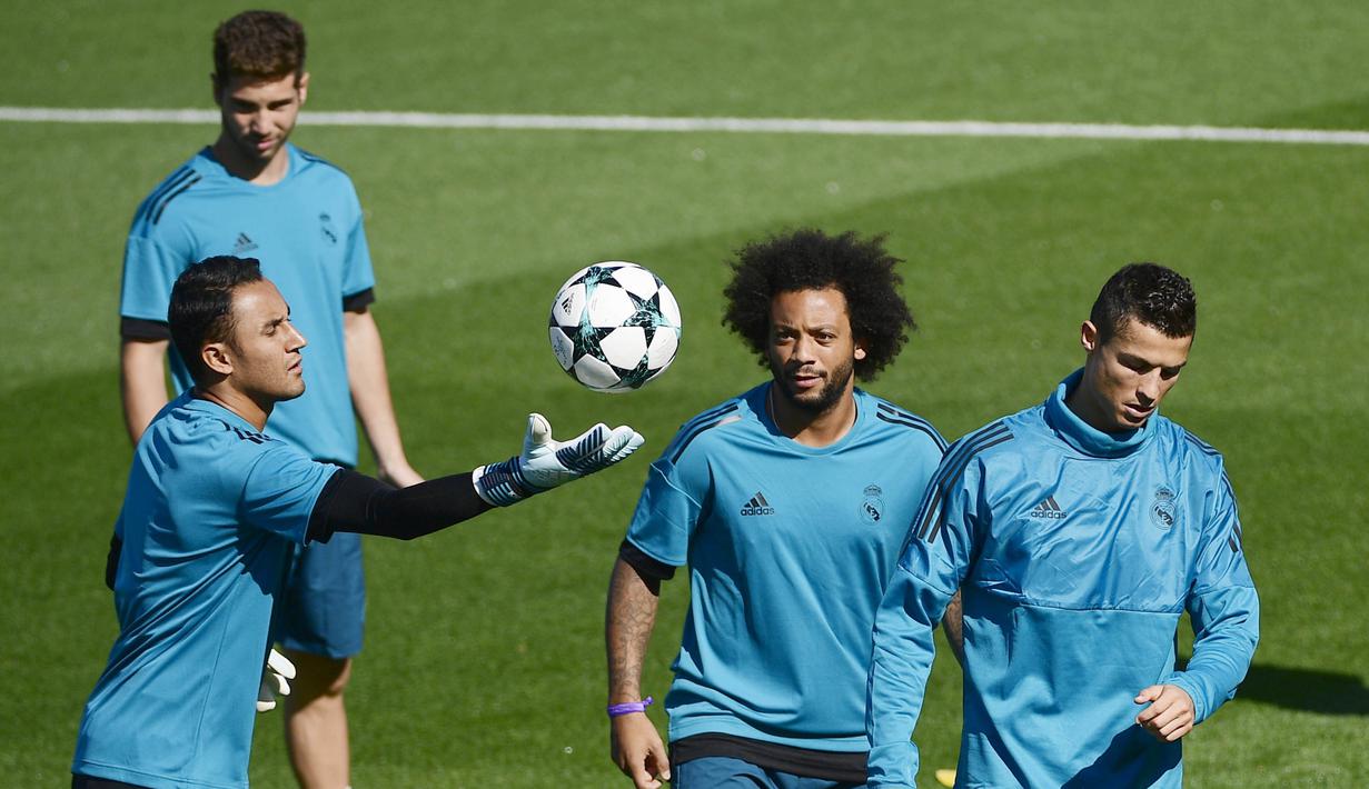 Striker Real Madrid, Cristiano Ronaldo bersama rekannya melakukan sesi latihan jelang laga Liga Champions di Madrid, Selasa (12/9/2017). Real Madrid akan berhadapan dengan  Apoel FC. (AFP/Pierre-Philippe Marcou)
