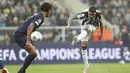 Pemain Newcastle United, Miguel Almiron, melepaskan tendangan saat melawan Paris Saint-Germain pada matchday 2 Grup F Liga Champions 2023/2024 di St James Park, Kamis (5/10/2023). (AP Photo/Scott Heppell)