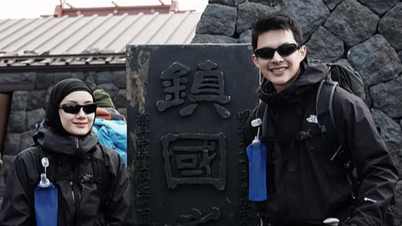 Rayakan Anniversary ke-5, Potret Dinda Hauw dan Rey Mbayang Taklukkan Gunung Fuji