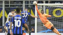 Pertahanan blok rendah Inter membuat Barcelona yang dominan dengan bola jadi kesulitan menyerang. (AP/Luca Bruno)
