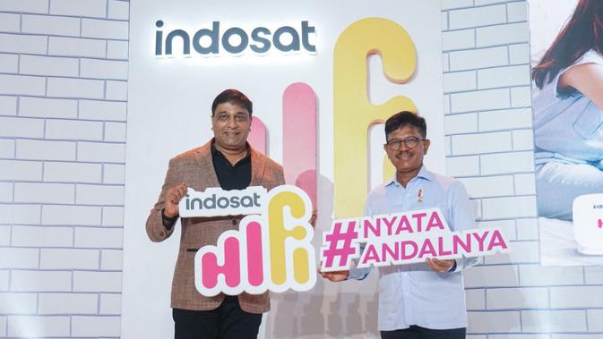 President Director and CEO Indosat Ooredoo Hutchison, Vikram Sinha (kiri) bersama Menkominfo Johnny G. Plate dalam peluncuran Indosat HiFi (Dok. Indosat Ooredoo Hutchison)