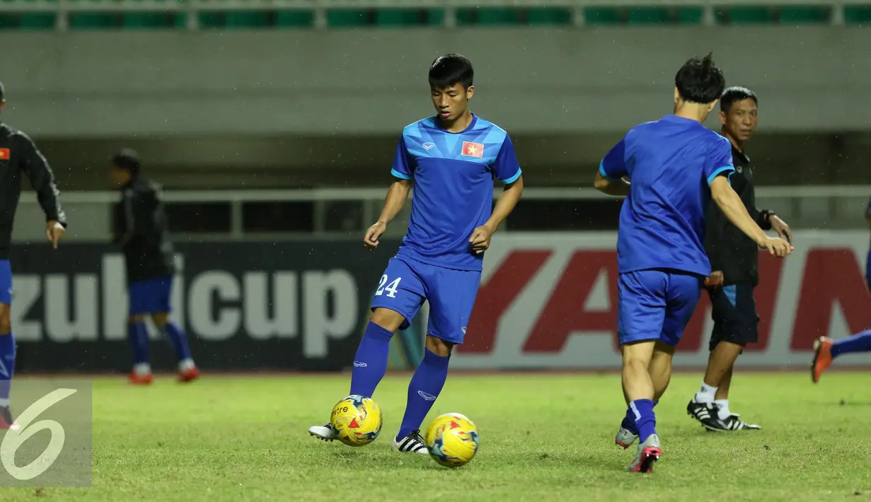 Pemain Timnas Vietnam melakukan pemanasan saat latihan jelang laga pertama semifinal Piala AFF 2016 di Stadion Pakansari, Bogor (2/12). Vietnam akan melakoni laga melawan tuan rumah Indonesia, Sabtu (3/12). (Liputan6.com/Helmi Fithriansyah)