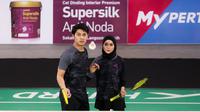 Pasangan selebritas, Rizky Billar dan Lesti Kejora saat melawan pasangan Raffi Ahmad dan Nagita Slavina pada laga bulu tangkis Turnamen Olahraga Selebriti Indonesia (TOSI) di GOR UNJ, Jakarta, Minggu (16/07/2023). Pasangan Rizky dan Lesti menang dua set langsung atas pasangan Raffi dan Gigi dengan skor 21-12, 21-10. (Bola.com/Bagaskara Lazuardi)