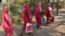 Sejumlah nenek usai menimba ilmu di Aajibaichi Shaala, Desa Fangane, India, pada 1 Maret 2017. Nenek-Nenek ini rela meluangkan waktunya untuk belajar membaca, menulis, dan menghitung demi terbebas dari buta aksara. (AFP Photo / Indranil Mukherjee)