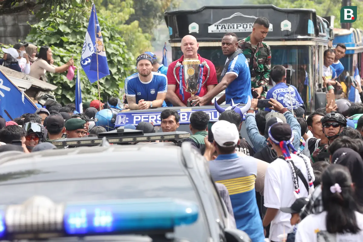 Foto: Perjuangan Pemain Persib Menembus Adangan Ribuan Bobotoh Menuju Rumah Haji Umuh