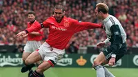 3. Eric Cantona pernah menggunakan ban kapten di Manchester United. Dia setahun menjadi pemimpin lapangan pada 1996-1997.(AFP/Gerry Penny)