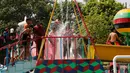 Sejumlah warga mendinginkan diri di sebuah taman air selama musim panas di Lucknow, sebelah tenggara New Delhi, India (10/6/2019). Kondisi gelombang panas yang parah menyapu bagian utara dan barat India dengan suhu maksimum melonjak hingga 48 derajat Celcius ( 118 F). (AP Photo/Rajesh Kumar Singh)