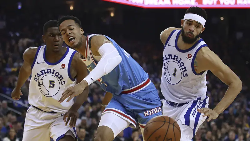 Pemain Kings Skal Labissiere dikawal JaVale McGee dan Kavon Looney