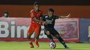 Bek Persib Bandung, Henhen Herdiana (kanan) berebut bola dengan striker Persiraja Banda Aceh, Miftahul Hamdi dalam laga matchday ke-3 Grup D Piala Menpora 2021 di Stadion Maguwoharjo, Sleman, Jumat (2/4/2021) (Bola.com/M Iqbal Ichsan)