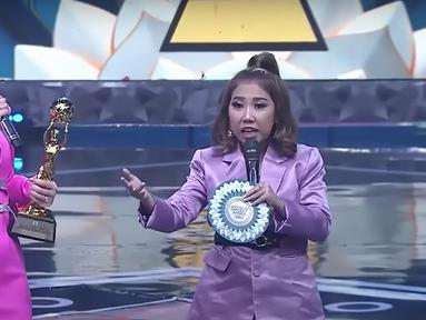 Momen ketika Kiky Saputri roasting Putri Isnari di Indonesian Dangdut Awards 2022 namun berujung diamuk oleh fans Lesti Kejora dan Rizky Billar. (Foto: YouTube/Indosiar)