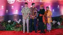 Perdana Menteri Kanada Justin Trudeau (kanan) dan putranya Xavier disambut oleh Presiden Indonesia Joko Widodo atau Jokowi (kedua kanan) dan Ibu Negara Iriana Widodo (kanan) pada gala dinner KTT ke-43 ASEAN di Jakarta, Indonesia, Rabu (6/9/2023). (Mast IRHAM/POOL/AFP)