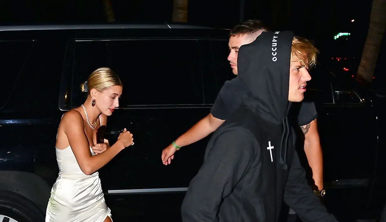 Justin Bieber pertama kali terlihat dengan Hailey beberapa minggu lalu saat pelayanan gereja. (HollywoodLife)