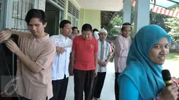 Sena dan beberapa orang teman sesama tunanetra di Yayasan Raudlatul Makfufin, sebuah yayasan tunanetra di kawasan Kampung Jati, Buaran, Serpong, Tangerang, turut ambil bagian dalam perlombaan kemerdekaan. (Liputan6.com/Yoppy Renato)