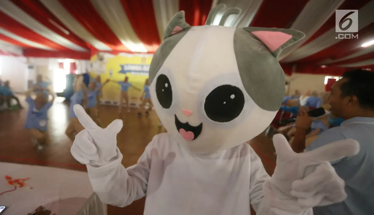 Maskot kucing memeriahkan lomba kucing mirip Bobby The Cat milik capres Prabowo Subianto di DPP Partai Gerindra, Jakarta, Sabtu (9/3). Bobby tak dihadirkan lantaran belum mendapat izin dari Prabowo yang sedang di luar kota. (Liputan6.com/Herman Zakharia)