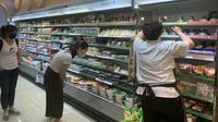 Pengunjung sedang memilih makanan microwave di minimarket Taiwan (TETO)