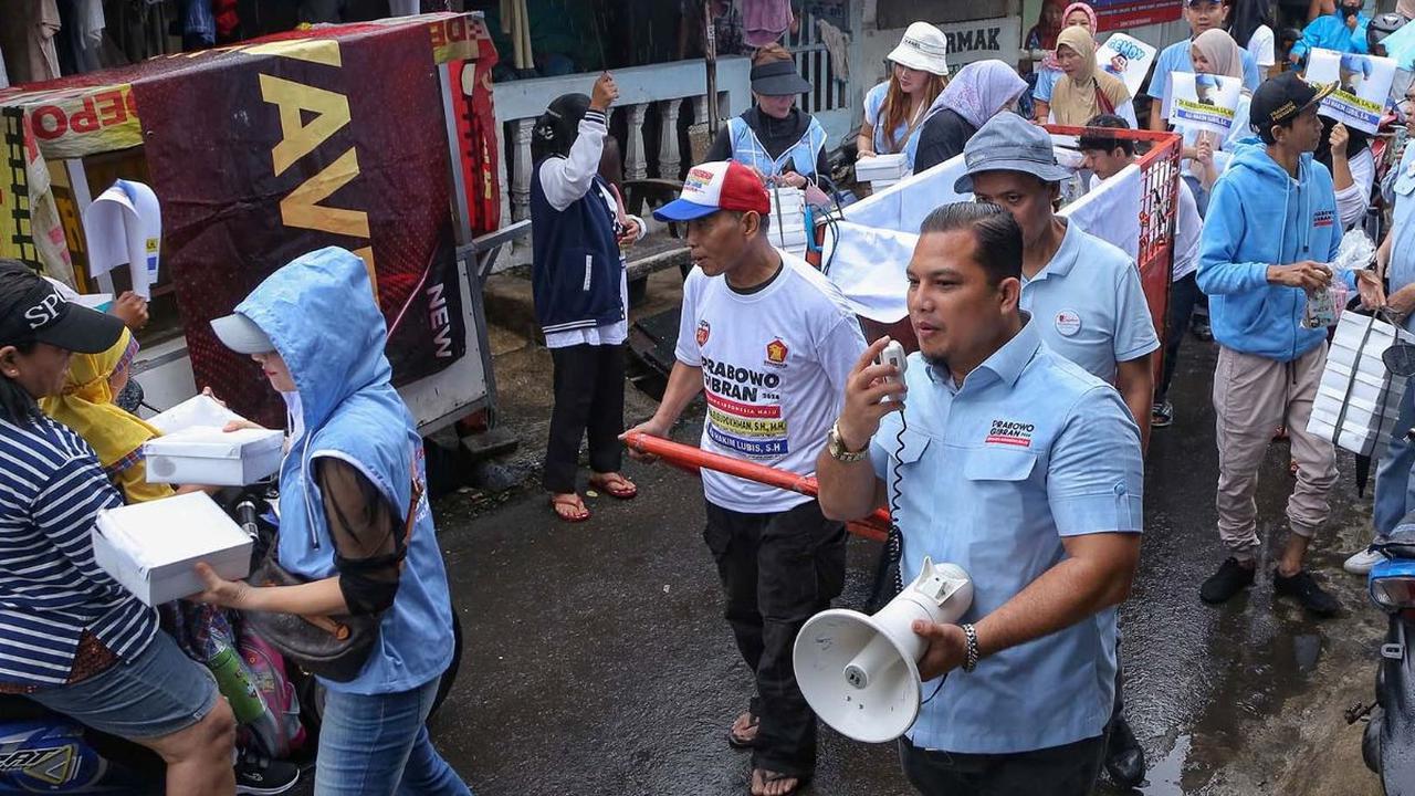 Relawan Laskar Prabowo 08 DKI Jakarta membagikan 500 paket makanan, susu, dan kacang hijau gratis kepada warga di Bojong Indah, RW 06, Duren Sawit, Jakarta Timur, Jumat (19/01/2024). Menjelang Pilpres 2024 pada 14 Februari 2024, relawan Prabowo-Gibran men