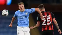 Pemain Manchester City, Liam Delap (kiri) berebut bola dengan pemain Bournemouth, Jack Simpson pada laga putaran ketiga Piala Liga Inggris di Etihad Stadium, Manchester, 24 September 2020. Delap merupakan penyerang Timnas Inggris U-20 yang memiliki nilai pasar tertinggi kedua, yaitu Rp121,67 Miliar menurut situs Transfermarkt. (AFP/Pool/Mike Egerton)