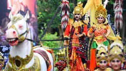 Sejumlah orang mengenakan kostum saat mengikuti pawai pembukaan Pesta Kesenian Bali (PKB) ke-40 yang dihadiri Presiden Jokowi di Bali (23/6). (Liputan6.com/Pool/Biro Pers Setpres)