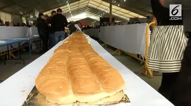 Ratusan orang membuta roti lapis raksasa dengan panjang 70 meter dan berat 865 kilogram. Ini merupakan bagian acara Torta Fair yang ke-15.