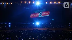 Suasana panggung Boy Band asal Korea Selatan, Super Junior saat konser bertajuk Super Junior World Tour - Super Show 8 Infinite Time in Jakarta di ICE BSD Tangerang, Sabtu (11/1/2020). Konser disaksikan ribuan penggemar. (Liputan6.com/Helmi Fithriansyah)