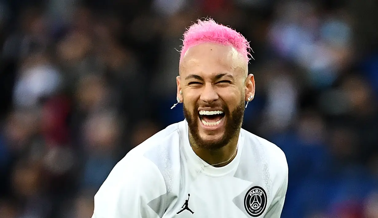 Pemain Paris Saint-Germain Neymar bercanda jelang laga menghadapi Montpellier Herault SC pada pertandingan L1 Prancis di Stadion Parc des Princes, Paris, 1 Februari 2020. (Photo by FRANCK FIFE/AFP)