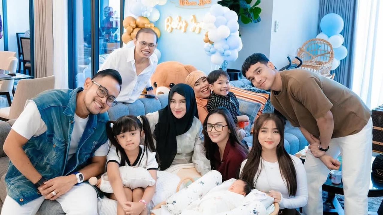 Potret Fuji dan Fadly Faisal Jenguk Baby Jyad, Anak Shandy Purnamasari dan Gilang Juragan99