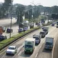 Kendaraan melintasi ruas jalan tol di Jakarta, Selasa (19/5/2020). PT Jasa Marga (Persero) Tbk memprediksi volume lalu lintas selama Lebaran akan mengalami penurunan signifikan sebesar 62,5 persen untuk pra Idul Fitri akibat larangan mudik selama pandemi COVID-19. (Liputan6.com/Immanuel Antonius)